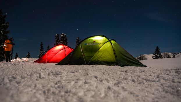 Porovnání spacáků do mrazu: Stanování vs. zimní turistika 2024